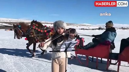 11 Yaşındaki Kemanist, Donmuş Çıldır Gölü'nde Konser Verdi