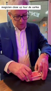 Magicien close up magie en restaurant, magicien Paris, tour de magie tour de cartes