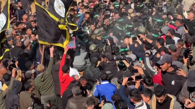 Hamás libera a otros 8 rehenes entre el caos e Israel y cancela la liberación de palestinos