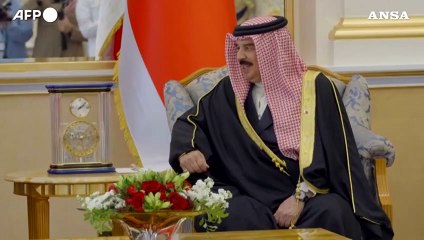 Il Re del Bahrein accoglie Giorgia Meloni a Manama