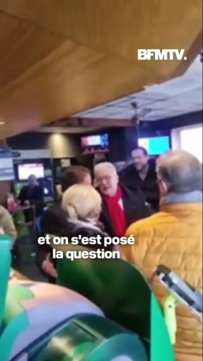 "On a cru que c'était un sosie": Emmanuel Macron en visite surprise dans un bar à Hirson, dans l'Aisne