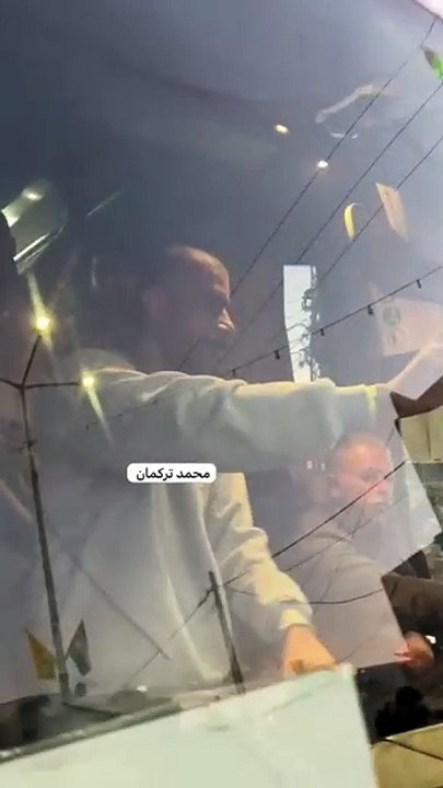 الأسير زكريا الزبيدي يعانق الحرية بعد الإفراج.. فيديو