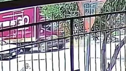 ​Video: Camión atropella a una mujer en Cochabamba; una niña sobrevivió