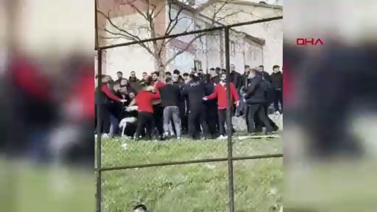 Amatör lig maçında oyuncular ve taraftarlar birbirine girdi