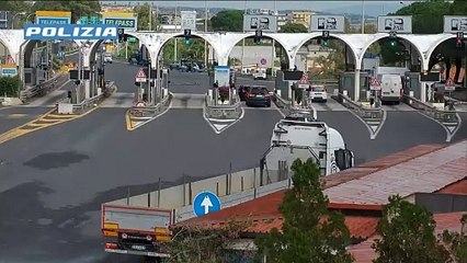 Vede un posto di blocco e cambia direzione, Tir contromano sull'autostrada A18