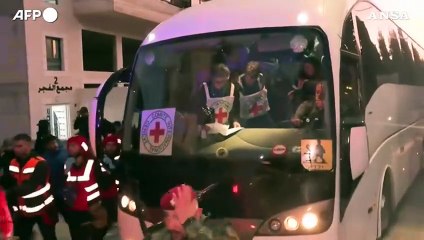 I bus con i palestinesi liberati arrivano in Cisgiordania