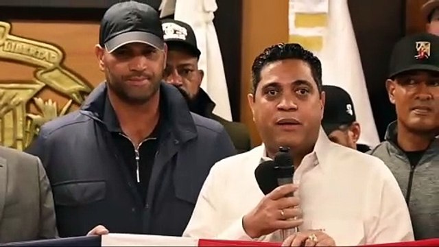 Kelvin Cruz entrega Bandera Nacional a equipo dominicano irá a Serie del Caribe