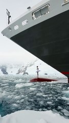 Bailarina francesa viraliza ao dançar em proa de navio na Antártida