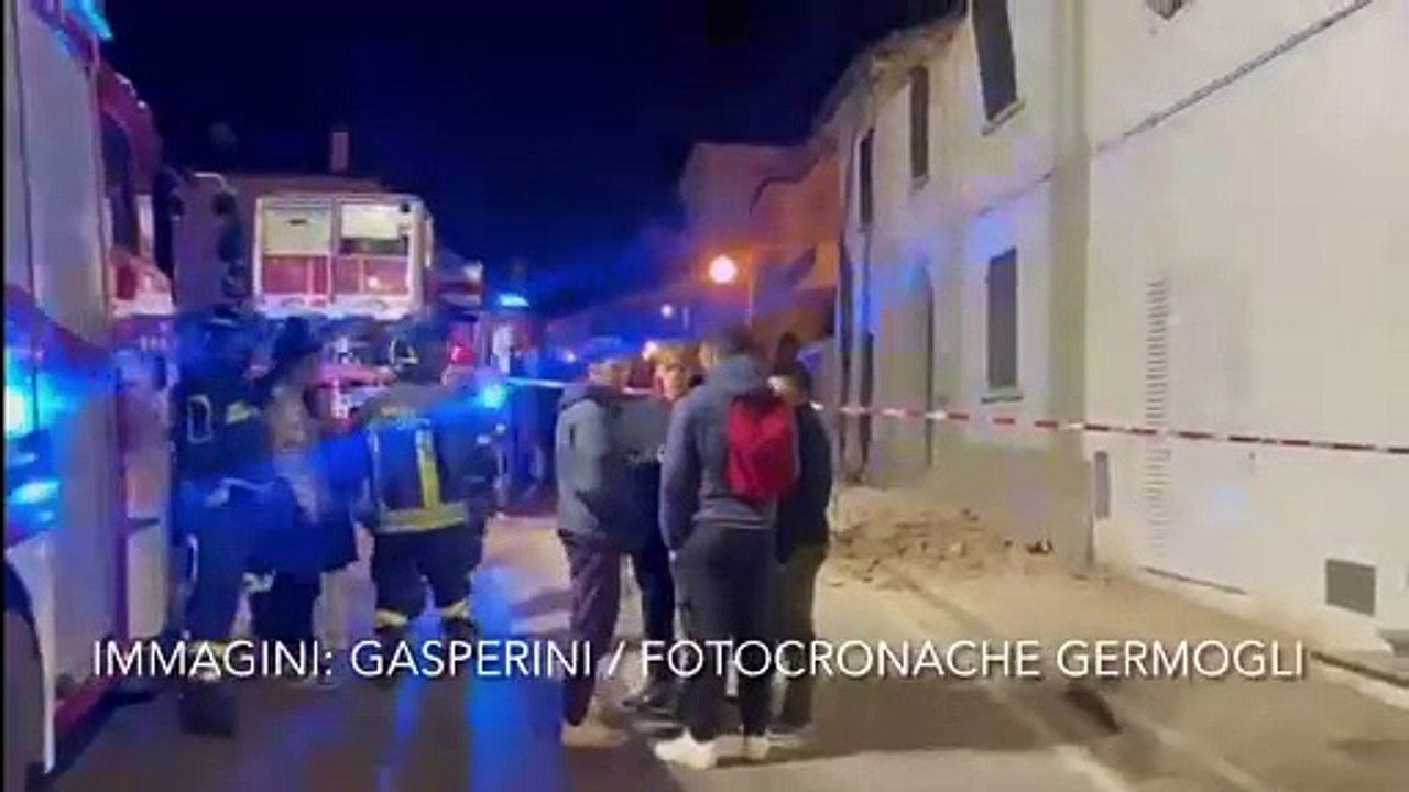 Crolla il tetto di una casa nella frazione: paura e macerie in strada