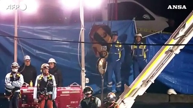 Un 74enne bloccato da 24 ore in una voragine stradale vicino Tokyo