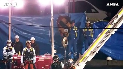 Un 74enne bloccato da 24 ore in una voragine stradale vicino Tokyo