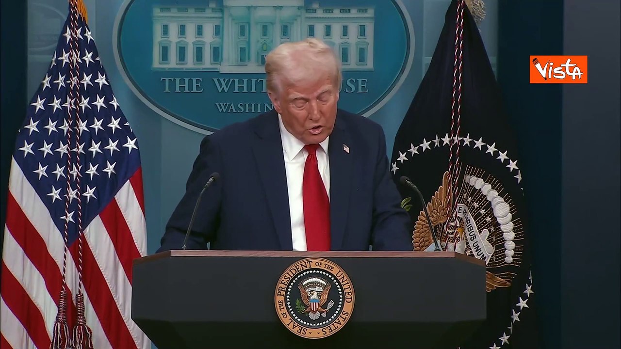 Incidente aereo Washington, Trump chiede minuto silenzio in sala stampa per vittime