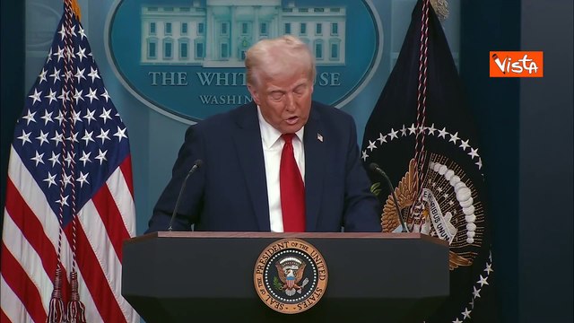 Incidente aereo Washington, Trump chiede minuto silenzio in sala stampa per vittime