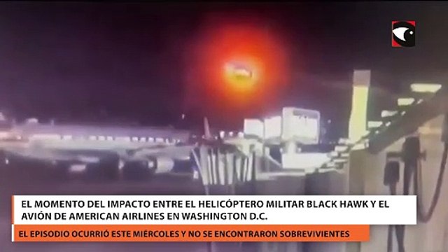 El momento del impacto entre el helicóptero militar Black Hawk y el avión de American Airlines en Washington D.C.