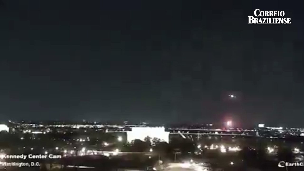Câmera registrou a colisão entre avião comercial e helicóptero militar em Washington