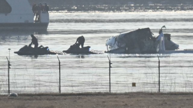Revelan las primeras identidades de los fallecidos tras accidente aéreo en Washington