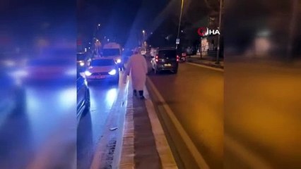 Aniden yola atlayan kadına araba çarptı! O anlar kamerada