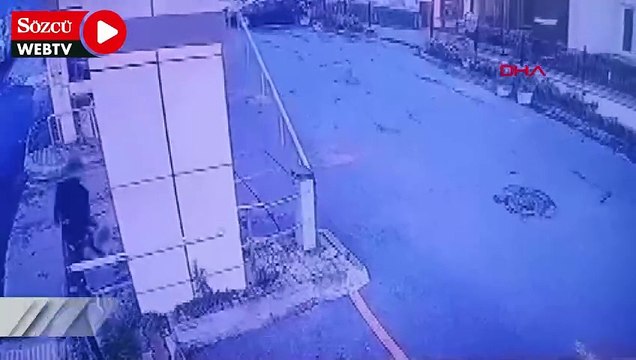 Avcılar'da hafif ticari araç yayaya çarptı; kaza kamerada