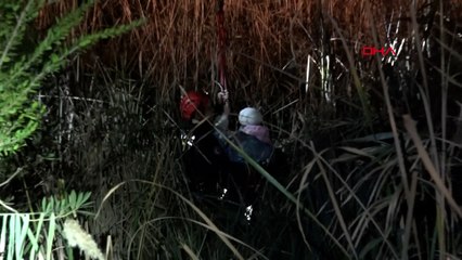 Bataklıkta 4 saat mahsur kalan kadın vinçle kurtarıldı