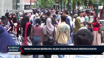Wisatawan Berburu Oleh-oleh di Pasar Beringharjo