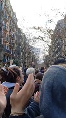 Els manifestants fan dringar les claus davant de l'Orsola