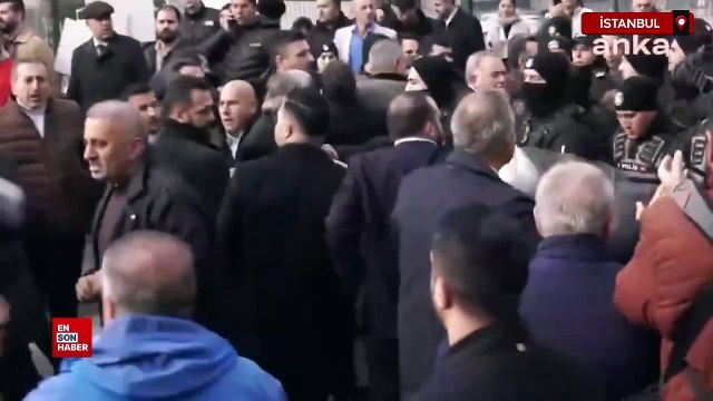 Ekrem İmamoğlu adliyede ifade verirken CHP'li grup polise saldırdı