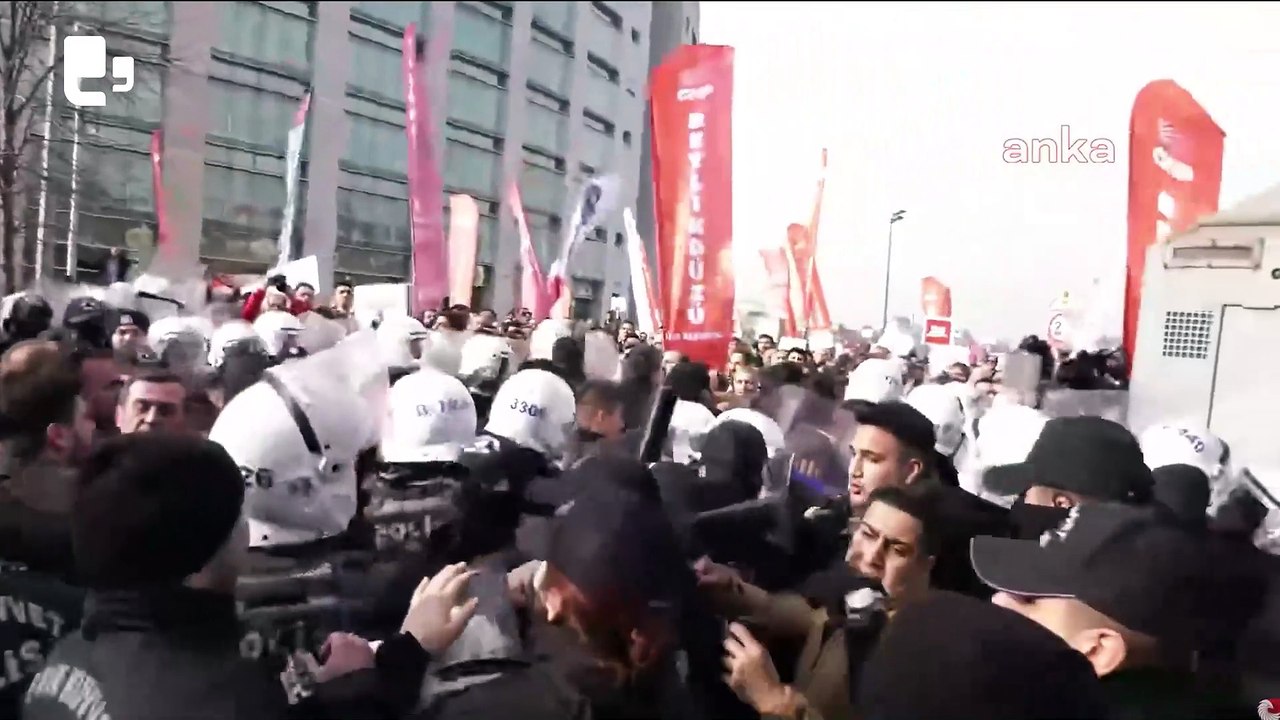 Adliye önünde CHP'lilere polis müdahale etti