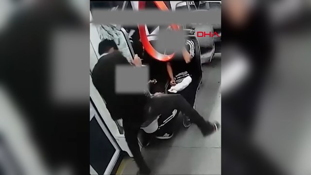 Tramvay vandalları önce sallandılar sonra camları kırdılar! O anlar kamerada