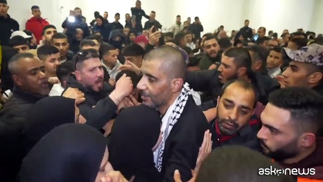 I prigionieri palestinesi liberati acclamati dalla folla a Ramallah