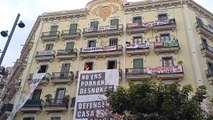 Vora mig miler de persones s'aplega davant la Casa Orsola per a mirar d'impedir el desnonament