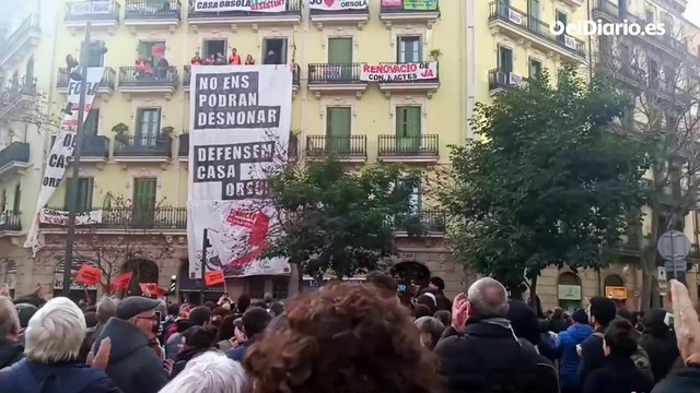 Los manifestantes logran paralizar el desahucio de Josep en la Casa Orsola de Barcelona
