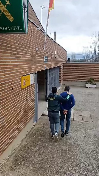 Detenido por robar tres móviles y 300 euros en una tienda