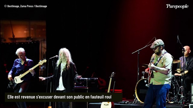 Une icône de la musique des années 70 s’effondre sur scène et revient en fauteuil roulant pour s’excuser