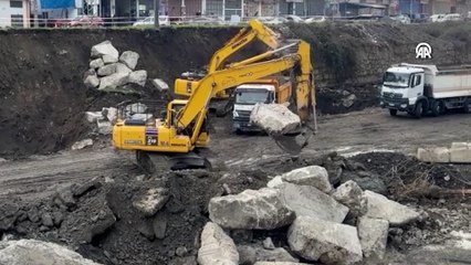 İnebolu Çayı'ndaki çalışma sırasında istinat duvarı çöktü