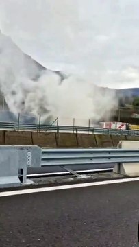 Mandello, camion in fiamme nell'area di servizio della Statale 36: chiuso lo svincolo