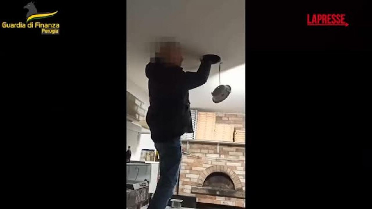 Perugia, 65 chili di cocaina nascosti nel soffitto del garage e nel doppio fondo dell'auto: imprenditore arrestato