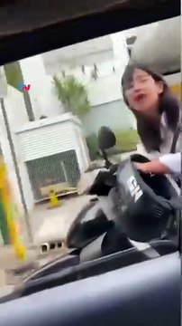 Una mujer persiguió a su ex en una moto y le rompió los vidrios del auto