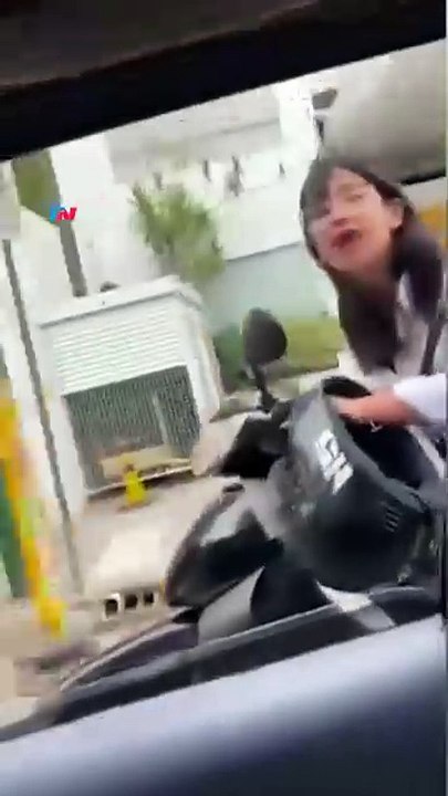 Una mujer persiguió a su ex en una moto y le rompió los vidrios del auto