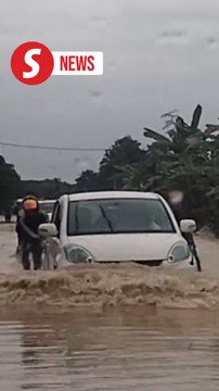 Youngsters praised for assisting flood victims in Kinabatangan