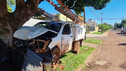 Ford Ka e caminhonete da Copel se envolvem em acidente no Bairro Universitário