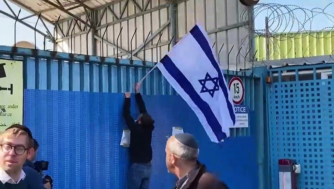 Israelíes celebran con un brindis el cierre de la agencia para refugiados palestinos en Jerusalén