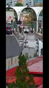 Messina, senza patente alla guida di un camion: vede la polizia e fugge contromano sulla A18