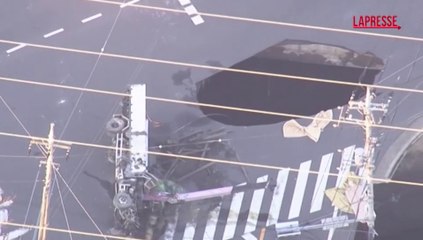 Tokyo, 74enne intrappolato da tre giorni con camion in voragine stradale