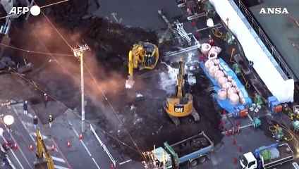 Camionista precipitato martedi' in una voragine vicino Tokyo, poche le speranze di salvarlo