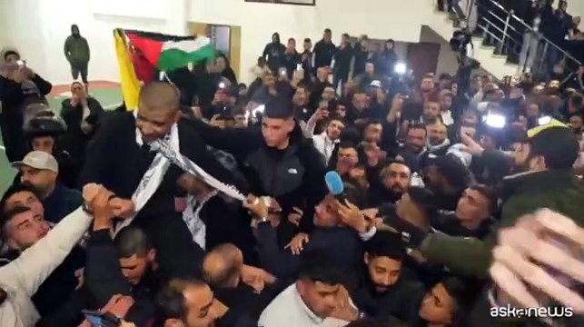 I prigionieri palestinesi liberati acclamati dalla folla a Ramallah