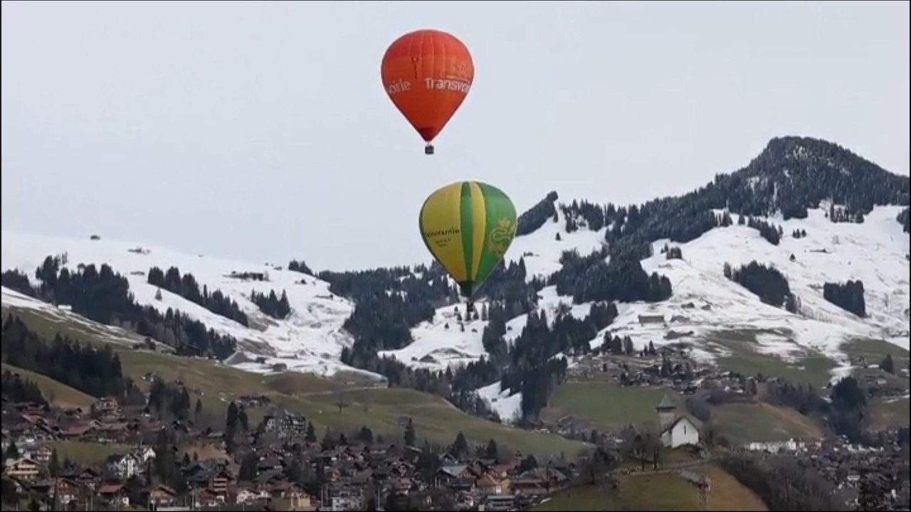 La bella imagen de globos aerostáticos sobrevolando los Alpes suizos