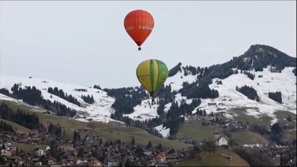 La bella imagen de globos aerostáticos sobrevolando los Alpes suizos