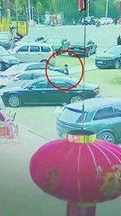 Imágenes fuertes: Una niña lanzó petardos a una alcantarilla y fue lanzada por los aires