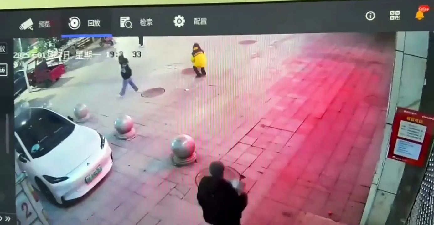 Imágenes fuertes: Una niña lanzó petardos a una alcantarilla y fue lanzada por los aires