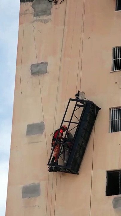 Cabo de andaime em prédio no Centro de Fortaleza se rompe e trabalhadores ficam pendurados